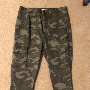 Super cute army green camo pants !!!